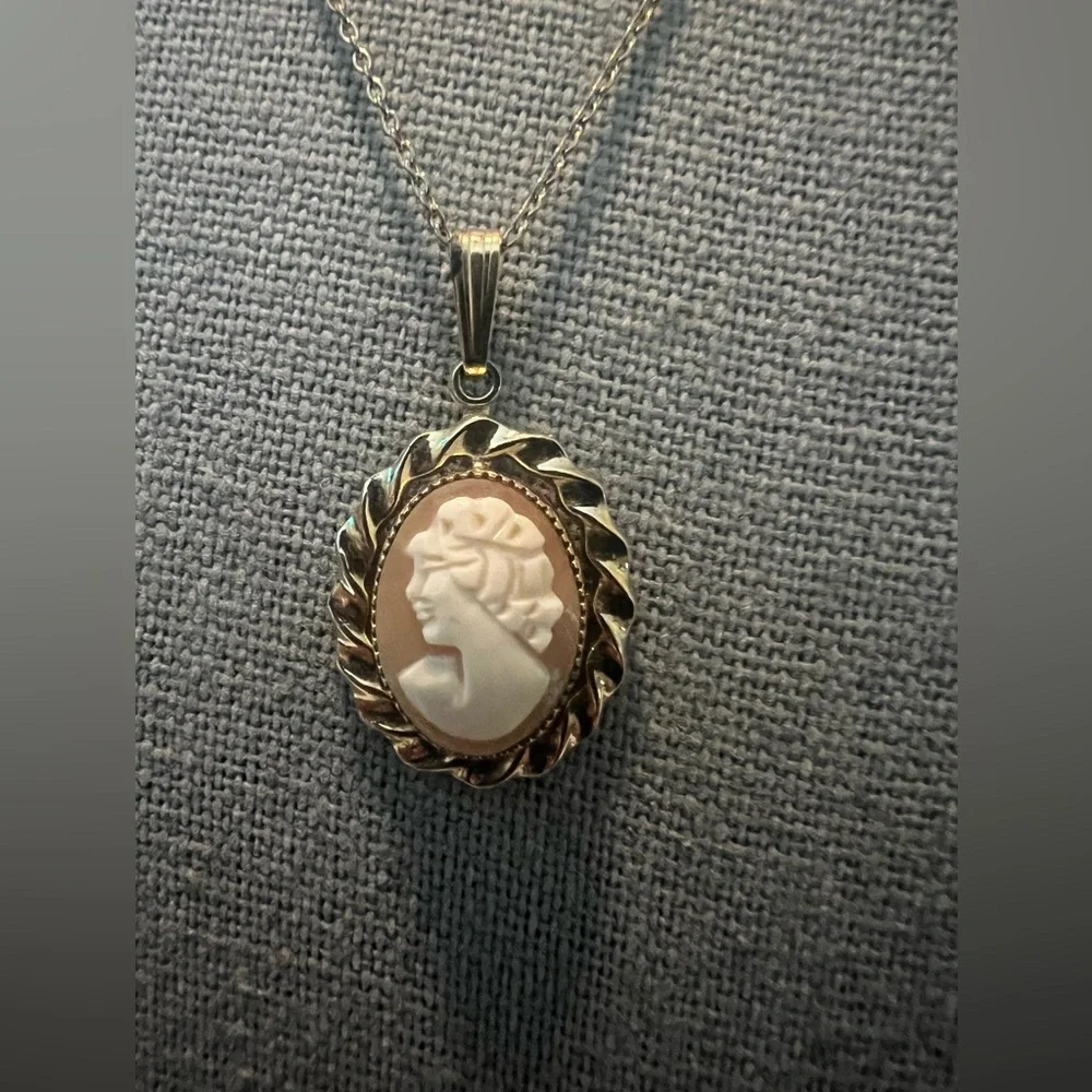 Vintage Elegant 1/20 14K Gold and Cream Cameo Pendant w GF Necklace - Picture 4 of 9